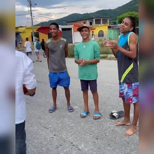 Lacava un verdadero líder jugando fútbol en la calle. #Carabobo #VideoViral #Futbol #Calle #Jovenes #Fyp #Foryou #Parati #Lacava #Dracula #sigueme