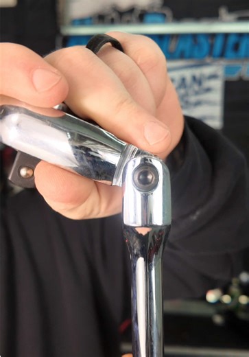 Stop working harder than you have to. 😤 I genuinely feel bad for anyone still fighting tight spots with a standard straight ratchet. 🛠️ I used to be that guy until I realized that having the right tool for the job is basically a cheat code for finishing twice as fast. 🏎️💨 This SEESE 10-piece set has 180-degree flex heads that let you reach around corners and get the perfect angle without constantly resetting your swing. It’s a full professional kit covering 1/4