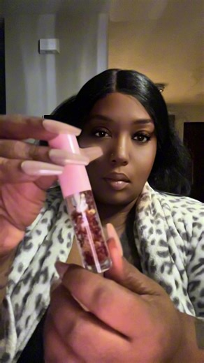 @XILARI BEAUTY has done of the best lip combos. The lip pencil is so smooth and silky. Honey the gloss is super hydrating and glides on like butta. Did you see the bottle?!!! This is definitely a top tier duo #makeup #lipgloss #creator #CapCut