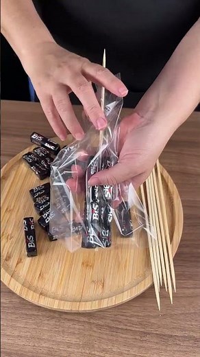 Easy birthday party favor with chocolate biscuits.