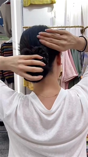 Kiểu tóc mùa hè tươi mát: Búi tóc thấp cho khuôn mặt vuông và tròn. #hairstyle #hairtutorial