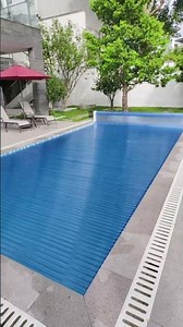 Automatic swimming pool cover for insulation