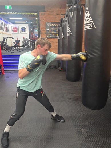 Drilling the jab variations: Speed, timing, and snap. #boxing #beginnerboxing #boxingtraining