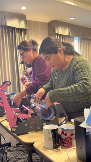 CLASE PRESENCIAL DE SUBLIMACIÓN — ATLANTA, GEORGIA Fecha: 23 de enero | Cupos limitados Inicia el 2026 creando y creciendo. Una clase 100% práctica, donde aprenderás paso a paso y podrás emprender con bases sólidas en el mundo de la sublimación. En esta experiencia aprenderás: • Sublimación textil y sublimación 3D • Uso de CorelDRAW (incluye descarga del programa) • Manejo correcto de temperaturas, tiempos y materiales • Tips, proveedores y claves para emprender con éxito • Realizarás 4 proyecto