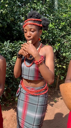 Music runs in my blood. These are my sisters playing Igede by Celestine Ukwu with me. Have you seen me perform live on stage? If not, one day, you will witness it. Maybe I should do Facebook live concert and entertain all of you my fans? Time shall tell. Ka e mesia nu o. Ya gaziè #oluoma #ojagirl #africanculture #fypシ゚viralシfypシ゚ #IgboAmaka | Oluoma