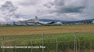 Lockheed L-100-30 Hercules de Lynder Air Cargo aterrizando por pista 07 en el aeropuerto Juan Santamaría está tarde | Aviación Comercial en Costa Rica