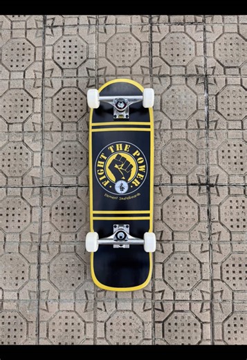 Montando Skate Old School! 🛹❤️‍🔥 Foi um grande prazer realizar essa montagem completa com peças cabulosas que o cliente Uiatan escolheu em nossa loja. Já enviamos essa nave direto para a cidade de Goiânia e logo o Uiatan estará voando com essas peças. 🙌 ⚙️ Setup: - Shape Element 9.25” Maple Canadense Fight The Power - Lixa Milk Old School - Parafusos Independent de tamanho maior (1 1/4”) Phillips Precision Bolts Black - Truck Venture V Forged 6.2H (156mm) Polished - Risers Pads Krooked 1/4” B