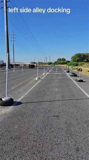 alley docking from left with taught by the alley docking specialist #code14truckdriver❤️👌