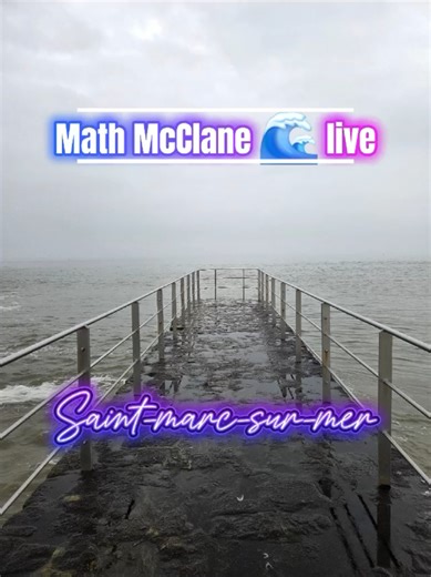 ​Entre Ciel et Mer : La Jetée de Saint-Marc-sur-Mer ​Sous un ciel de traîne typiquement breton, la jetée de Saint-Marc-sur-Mer s’avance avec élégance dans l'océan. C'est ici, sur cette avancée de pierre mouillée par les embruns, que l'on ressent toute la puissance de la Côte d'Amour. ​Le regard se perd vers l'horizon, là où l'eau vient frapper les rochers sombres dans un fracas d'écume blanche. Ce décor sauvage et authentique n'est pas sans rappeler les scènes mythiques du film Les Vacances de M