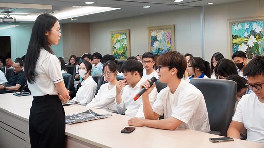 📢 [Recap] EY Hanoi Office Tour 2024! On July 2nd and 5th, we're thrilled to welcome students from British University (BUV), Hanoi University (HANU), Thuong Mai University (TMU) and National Economics University (NEU) to visit our office. The students have had opportunities to listen and learn about EY's culture, dynamic environment as well as received invaluable insights into the industry, personal career journeys from our Executives. The Q&A sessions were really motivating as we got a lot of q