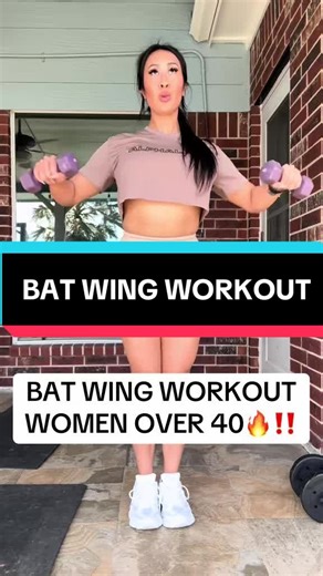BAT WING WORKOUT LFG ! You have to be in a deficit in order to see you weight loss! Workouts alone won't be enough! #momsover30 #FYP #batwings #armworkout #armworkoutathome