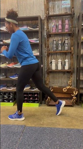 Walking Lunges (Pre-Run Dynamic Stretch Warm-Up Exercise)