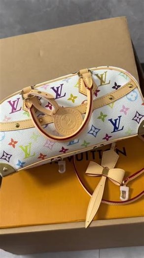 村上隆联名白三彩，LV的复古神级合作款。纯白底色承载着斑斓的彩虹老花，打破了传统老花的沉闷，在甜与酷之间找到了完美平衡。#LV村上隆 #中古奢侈品 #经典联名款 #复古包包 #大牌包包分享