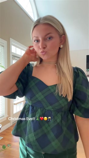 Busted out the Frye Boots for this one!! Merry Christmas Eve! ❤️❤️#Christmas #holidayoutfits #gvl #reasonfortheseason