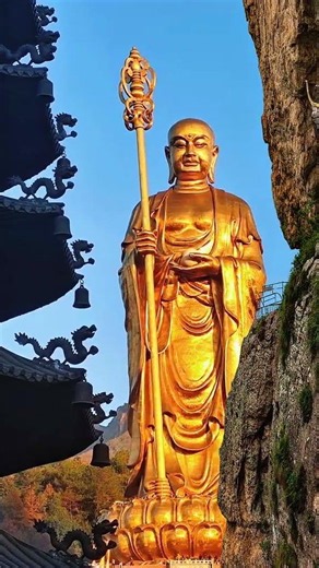 這座露天站立式地藏大佛就佇立在九華山的九十九米高地，是九華山信眾心中標誌性的信仰地標，整尊大佛相莊嚴慈悲，俯瞰著這片佛國淨土。來九華山一定要來這裡走走，聽聽山風拂過，感受心底的平靜安寧。 #