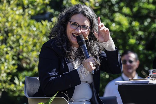 Oltra llama a construir una "utopía realizable" contra las élites responsables del 'lawfare' y las guerras