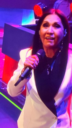 Evidencias - Ana Gabriel en vivo desde el Hertz Arena en Fort Myers, FL el 09 de Noviembre del 2025 como parte de su gira “Claro De Luna Tour” 🦋 #AnaGabriel #ClaroDeLuna #ClaroDeLunaTour #LunaDeAmerica #AG2025 #YLaFiestaContinua | Ana Gabriel México Fans