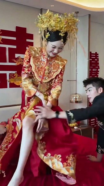 👰✨ Chinese Bride’s Stunning Red Qipao Look Went Viral Instantly 😍❤️ #wedding #shorts