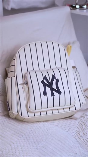 Packing my backpack with me 🤍⚾️#backpack#schoolbag #baseballfan #yankees #tiktokfinds