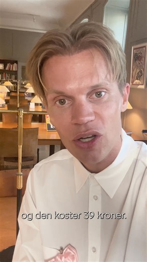 Køb årets ikoniske Støt Brysterne sløjfe designet af Søren Le Schmidt. Så støtter du alle berørt af brystkræft – og deres pårørende. Hold øje med sløjfen, der hvor du handler 🎀 | Støt Brysterne