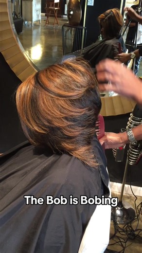 Such beautiful healthy hair.. Do you ladies like bobs???? COMMENT THE WORD TOUR TO BOOK‼️ COMMENT THE WORD MASTERCLASS TO SIGN UP‼️ OR HIT THE LINK IN THE BIO‼️ Let’s talk about getting your monies worth!!!! This beauty came in wanting a total makeover 💯💯💯 DETAILS MATTER…. Your life will never be the same after these hands 💯 i can make u fall back in love with yourself also your real hair again. To book for Atlanta or my tour visit RazorChic.com (I DO NOT OWN THE RIGHTS TO THIS MUSIC) #bob #