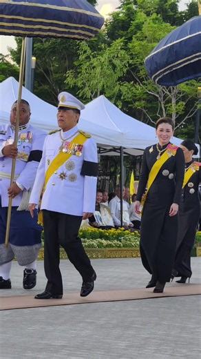 พระราชพิธีทรงบำเพ็ญพระราชกุศลวันนวมินทรมหาราช เนื่องในวันคล้ายวันสวรรคต พระบาทสมเด็จพระบรมชนกาธิเบศร มหาภูมิพลอดุลยเดชมหาราช บรมนาถบพิตร พระบาทสมเด็จพระเจ้าอยู่หัวและสมเด็จพระนางเจ้าฯ พระบรมราชินี เสด็จพระราชดำเนินไปทรงวางพวงมาลา 📍ณ อุทยานเฉลิมพระเกียรติพระบาทสมเด็จพระบรมชนกาธิเบศร มหาภูมิพลอดุลยเดชมหาราช บรมนาถบพิตร เขตดุสิต จากนั้น เสด็จพระราชดำเนินไปในการพระราชพิธีทรงบำเพ็ญพระราชกุศล วันนวมินทรมหาราช 📍ณ พระที่นั่งอมรินทรวินิจฉัย ในพระบรมมหาราชวัง วันที่ 13 ตุลาคม 2569 📸ขออนุญาตและขอบคุณเจ้
