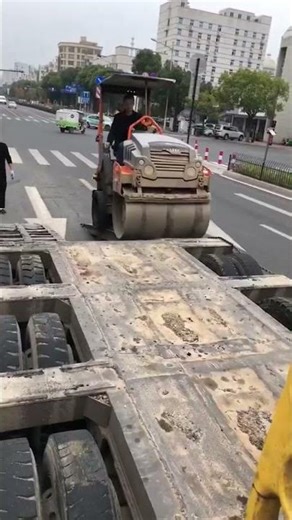 Loading fail: Road roller rollover caused by an inexperienced operator