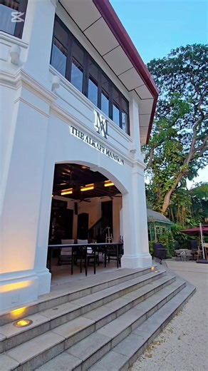 Dinner at Alkaff Mansion ​🏰 POV: You found Singapore’s most aesthetic hidden mansion. ​If you’re tired of the same old city bars, you need to head to the top of Telok Blangah Hill. This is The Alkaff Mansion, a 1918 colonial dream that feels like a scene straight out of The Great Gatsby. 🥂✨ ​ 🕰️ The vibes here? Sophisticated, cozy, and majorly