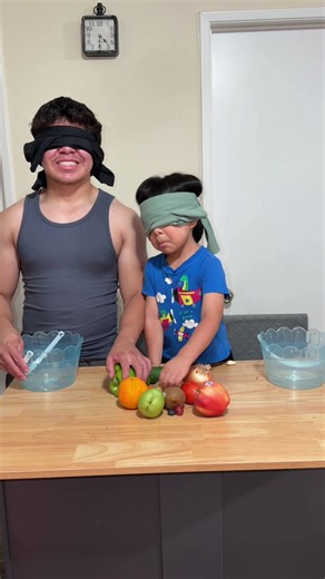 Juego de encontrar las frutas y verduras con los ojos vendados 🤪🤣#juegosdivertidosenfamilia #juegosdivertidos #usa🇺🇸