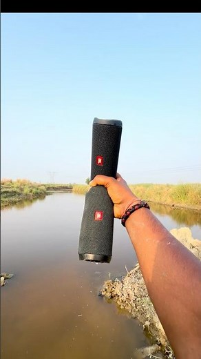 JBL Flip2 speaker water 💦 test bass jumping sounds JBL Flip 2 features a 2000 mAh lithium polymer