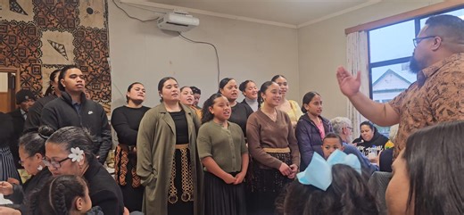 Ko Dr Edmund Fehoko mo 'ene kau hiva (Dunedin Tongan Methodist Youth) ne nau fakaholo 'ilo, he lolotonga ma'u me'atokoni e Palesiteni moe Tokoni, moe kau folau kotoa ihe enau loto mafana o talitali kimautolu he efiafi ni. Malie ko e fakamafana'i ehe DR, e loto oe Palesiteni, ne oange ai enau ki'i koha, pea kuo ne ma'u e loto 'oe General Secretary, hangehangee kuo fakaafe'i aipe ae Dr ia mo ene kau hiva, kihe Konifelenisi 2026. Malie Dunedin Youth e hiva, 'ofa atu moe lotu hufia. | Sami Paea He L