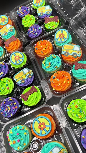 Scooby-Doo Cupcakes!! LOVE how these ones turned out! #scoobydoo #shaggy #scooby #mysterymachine #cupcake #cakedecorating #recipe #buttercream #fypシ #foryoupage
