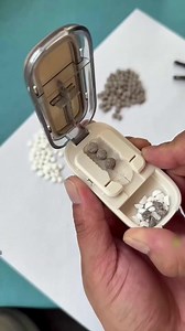 💊 Trött på att krossa tabletter med knivar eller tänder? Vår tysktillverkade tablettdelare ger precisa, rena doser varje gång. Varför svenska användare väljer den: 🇩🇪 Tysk teknik: Vassa blad i rostfritt stål med perfekt vinkel. 📏 Fyra storleksalternativ: halvor, fjärdedelar eller till och med åttondelar. 👵 Säker och enkel: inga vassa kanter, lätt att använda även med darriga händer. 🎒 Bärbar design: levereras med ett skyddande förvaringsfodral för bladen. 🧼 Lätt att rengöra: inga rester f