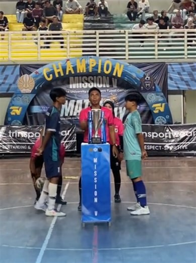 🔥🏆 RECAP FINAL MISSION V 2026 🏆🔥 SMAN 1 KEBOMAS 🆚 SMK SEMEN GRESIK Laga panas dari menit awal sampai peluit akhir! 💥 Teriakan supporter, permainan penuh tensi, dan momen-momen yang bikin deg-degan 🤯🔥 Final yang bener-bener nggak bisa dilupain! Respect untuk dua tim terbaik yang udah kasih penampilan maksimal 👏✨ #sman1kebomas #smksemengresik