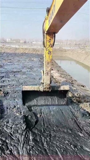 Engineering Power on Muddy Ground: Excavator Works Efficiently!