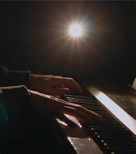 Laufey's Beautiful Piano Cover of Train Guy