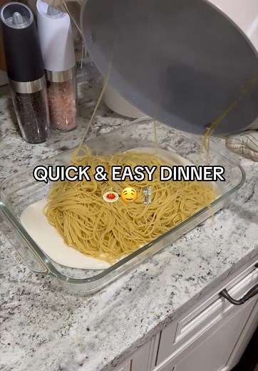 Quick & Easy Viral Baked Spaghetti 🍝 Looking for a crowd-pleaser that’s perfect for leftovers, freezing, or meal trains? This viral baked spaghetti recipe has you covered! Ingredients • 1 (15 oz) jar Alfredo sauce • 1 lb cooked spaghetti noodles • 1–1½ lbs ground beef, browned • 1 (24 oz) jar spaghetti or marinara sauce • 1–2 cups shredded mozzarella cheese Instructions 1️⃣ Preheat oven to 350°F. 2️⃣ Spread Alfredo sauce evenly across the bottom of a 9×13 baking dish. 3️⃣ Add cooked spaghetti n