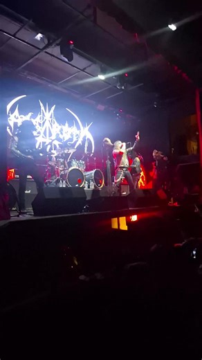 un mini pedacito del concierto de Nargaroth 🖤🗡️ (Ignoren mis gritos jiji) #nargaroth #nargarothband #blackmetal #concierto #cafeiguanamty
