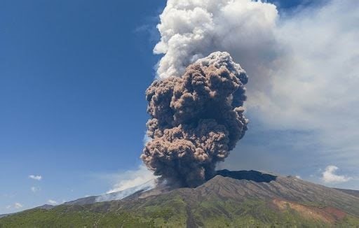 Etna : Le volcan entre en éruption et dégage un impressionnant nuage de cendres dans le ciel