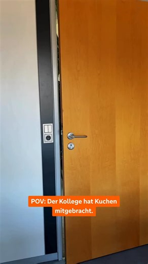 Volksbank Löbau-Zittau eG on Instagram: "Wenn selbst der Kollege aus dem Home-Office da ist, dann kann es nur eins bedeuten: ES GIBT KUCHEN! …da heißt es schnell sein.👀 Solche Momente stehen bei uns nicht nur für Genuss, sondern vor allem für Gemeinschaft. Und der Spaß darf dabei nicht fehlen. 😉 Wir lachen miteinander, packen gemeinsam an und feiern kleine wie große Erfolge - Kuchen optional, Teamgeist garantiert. ✨ Du suchst einen Job, der Sinn macht und Spaß? ✨ Ein Team, das zusammenhält - a
