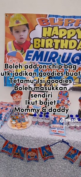 #CapCut #fyp #viral Plan nk deko #birthday anak kat rumah? Jom follow tips ni❤️❤️ . Tutorial cara DIY DEKO, menggunakan set deko birthday / Party Kit DiY🎉 . ✅ Banner Birthday : ================= ➡️ Boleh gantung / ikat, ada tali disediakan. ✅ A4 Welcome Signage : ==================== ➡️ Masukkan dalam frame yg bersize A4, frame boleh guna frame ikea, mr diy, eco shop dan sebagainya. ✅ Characters Topper : ==================== ➡️ Letakkan pada bekas yg berisi candy/ gula - gula / coklat atau jaja