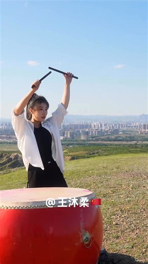 42K views · 2.6K reactions | The Chinese drum is a percussion instrument with a long history.中国鼓是一种历史悠久的打击乐器。#中国传统乐器 #鼓 | Love.Chinese.music | Facebook