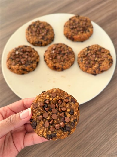 COOKIES HEALTHY ❌Sans beurre ❌Sans sucre ajouté INGRÉDIENTS : pour 7 cookies, 130kcal/cookie 3 petites bananes ou 2 grandes 8 cas de flocons d'avoine 50g de pépites de chocolat 1 cas de beurre de cacahuète Cuisson au four 15 à 20min à 180 degrés #banane #cookie #avoine #recetterapide #healthy