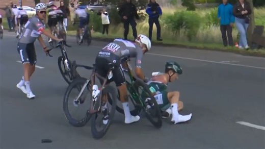 Tour de France: Übler Sturz bei über 60 km/h im Zwischensprint der 3. Etappe - Rundfahrt für Jasper Philipsen beendet
