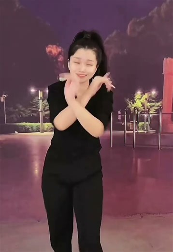 Spring Rain in March Finger Dance Cover Fengbao's Gentle Seasonal Performance