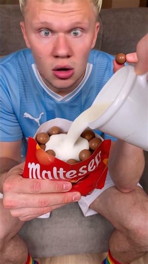 How to make the best CHOCOLATE CEREAL with milk for your Haaland?😅❤️🍨#football #Haaland