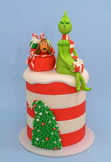 How to create a fondant grinch cake with @A Cake On Life ! 🎄❤️ #grinch #grinchmas #fondant #fondanttoppers #grinchcake