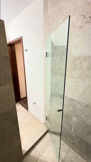 Puerta abatible en cristal templado de 10mm 🛁 #baño #decoraciondeinteriores #casa #hogar