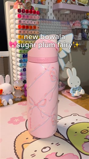 meechy ♡︎ on Instagram: "🎀pink bowala🎀 possibly the cutest bottle ever?? This is the new owala Sugar Plum Fairy from the Holiday collection🎄I had to have it when I first saw the design it’s literally perfect🥺🎀 #cutefinds #owala #owalawaterbottle #coquette #coquettestyle #bow #bows #ribbon #cute #prettyinpink #pink #pinkaesthetic #foryou"