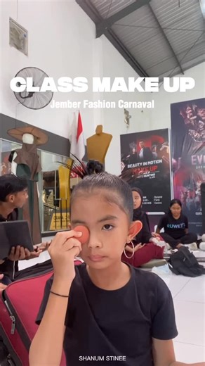 Shanum stinee on Instagram: "Makeup class @jemberfashioncarnaval Coach @linggasoe Basic makeup for Kids . Selama makeup , Shanum temenin Mama jadi khusus kids tetap dalam pantauan orang tua 😍 Seru sekali dapat pengalaman luar biasa Alhamdulillah di antara banyaknya talent dapat best makeup kategori Kids @jemberfashioncarnaval X @itsomgbeauty_jember @itsomgbeauty"